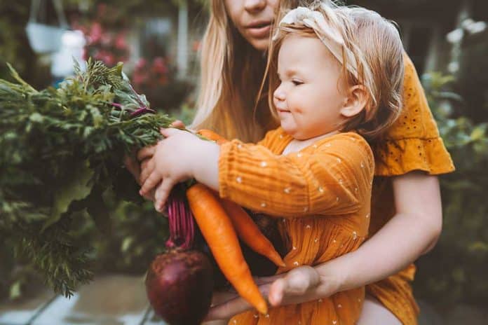 Family,Mother,And,Child,Girl,With,Organic,Vegetables,Healthy,Eating